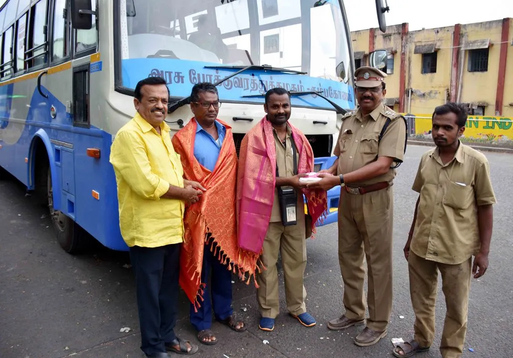 The state bus conductor are thirsty for passengers
